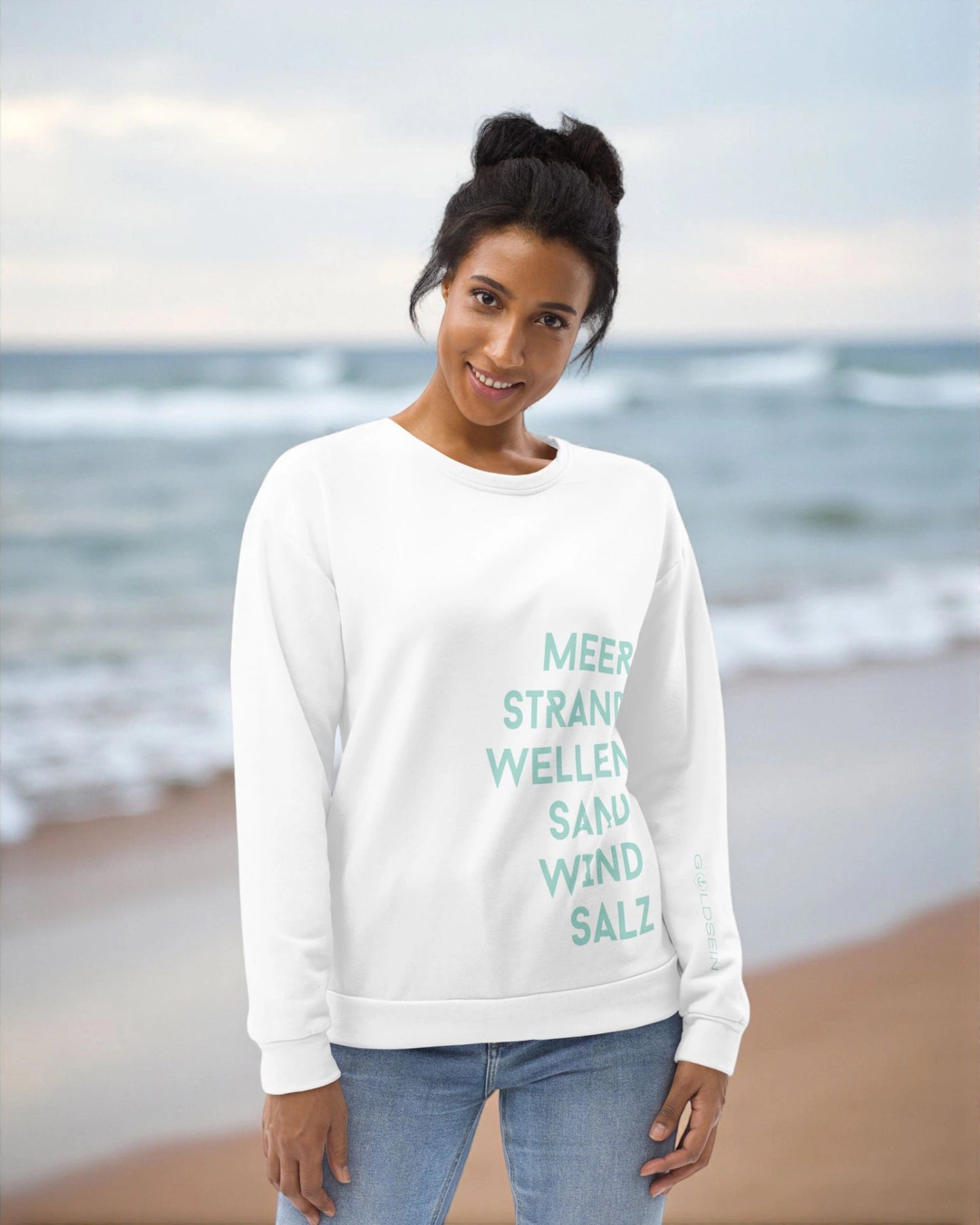 „Goldsein Woman Sweatshirt ‚Sea Waves‘ in Weiß, Türkis und Mint – inspiriert von Seeliebe und Wasser.“ Wellen