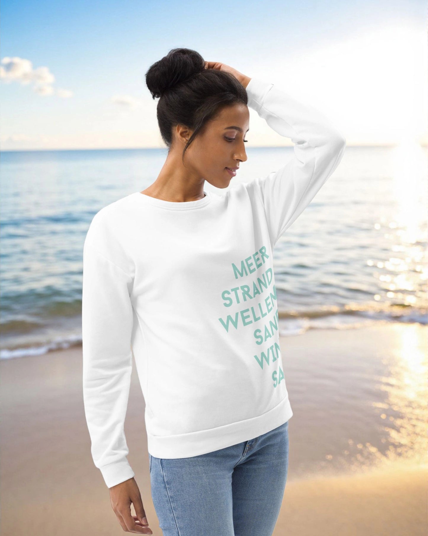 „Goldsein Woman Sweatshirt ‚Sea Waves‘ in Weiß, Türkis und Mint – inspiriert von Seeliebe und Wasser.“Wind